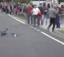 Muy difícil de explicar: un hincha tira una bici a la carretera al paso de la fuga