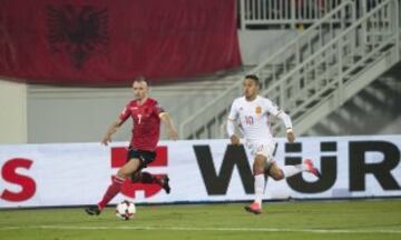 Agolli y Thiago Alcántara.