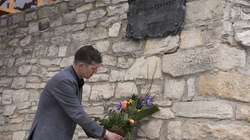 Francesc Llobet, conmemorando el primer aniversario del fallecimiento de Johan Cruyff en la &uacute;nica calle que lleva su nombre.