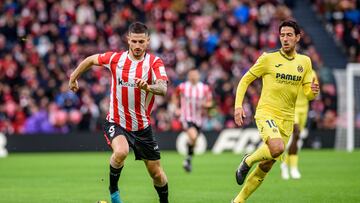 BILBAO (PAÍS VASCO), 08/12/2024.- El centrocampista del Athletic Club de Bilbao Oihan Sancet (i) conduce un balón ante el centrocampista del Villarreal Dani Parejo (d) este domingo, durante el partido de la jornada 16 de LaLiga EA Sports, en el estadio de San Mamés, en Bilbao. EFE/ Javier Zorrilla
