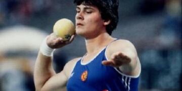 Una de las historias más trágicas del mundo del deporte se vivió en la Alemania Oriental de 1968-1969 porque más de 10000 deportistas fueron dopados.  Krieger llegó a cambiar de sexo a causa de tanta droga suministrada a su cuerpo desde los 16 años. La orden de los altos mandos alemanes era tener perfectos deportistas sin importar las consecuencias. Las hormonas masculinas en su cuerpo cambiaron radicalmente su vida.