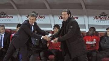 Alcaraz y Simeone se saludan antes del partido.