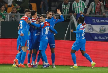 0-1. David Hancko celebra el tanto con sus compañeros.