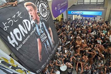 Aficionados del Botafogo esperando a Honda a su llegada al equipo.