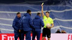 Soccer Football - Copa del Rey - Quarter Final - Real Madrid v Atletico Madrid - Santiago Bernabeu, Madrid, Spain - January 26, 2023 Atletico Madrid's Koke is shown a yellow card by referee Cesar Soto Grado REUTERS/Violeta Santos Moura