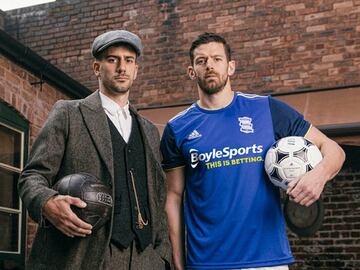 El Birmingham City FC ha presentado la equipación que lucirá en la temporada 2019/20 al estilo de la famosa serie Peaky Blinders. 