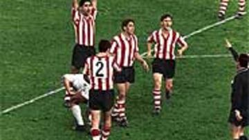 Etxeberría, Sáez, Igartua y Clemente discuten al árbitro en el Bernabéu.