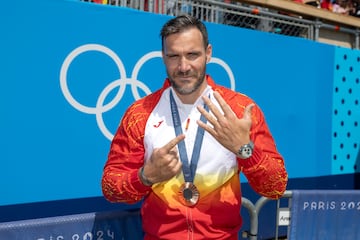 El leridano agranda su leyenda en los Juegos Olímpicos de París 2024. En su quinta edición como participante, Craviotto, especialista en la modalidad de kayak, se consolida como el deportista español con más medallas en su haber, un total de 6. En Pekín 2008 ganó un oro, en Londres 2012 una plata, en Río 2016 un oro y un bronce y en Tokio 2020 una plata. Su sexta medalla, otro bronce, la ha conseguido con la ayuda de Carlos Arévalo, Marcus Cooper y Rodrigo Germade, sus compañeros en la prueba K4 500, al quedar terceros.