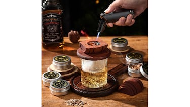 El capricho más buscado por los amantes del whisky: un kit ahumador con antorcha y varios sabores que te sorprenderá
