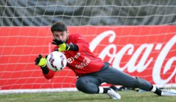 Paulo Garcés se esfuerza para contener una pelota.