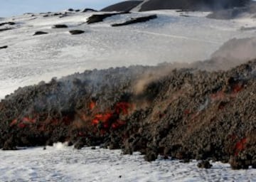 La lava producida por la nueva erupción del volcán Etna