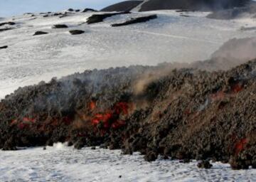 La lava producida por la nueva erupción del volcán Etna