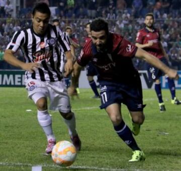 El jugador Ángel Cardozo de Libertad de Paraguay (i) disputa el balón con Fernando Cordero de Universidad Católica de Chile (d), durante el partido de segunda fase de la Copa Sudamericana disputado en el estadio Nicolás Leoz de Asunción (Paraguay).