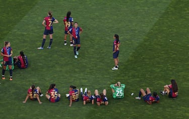 Las jugadoras del Barcelona desoladas tras terminar el partido contra el Arsenal.