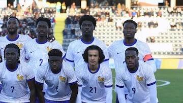 Agoumé, con el brazalete, el primero por la derecha arriba.