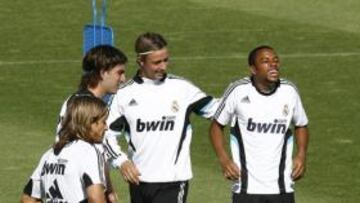 <b>SE QUEDA. </b>Robinho ha asimilado que no saldrá y ya ha recuperado la sonrisa en los entrenamientos.