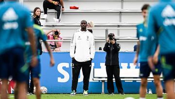 Paul Pogba, jugador de la Juventus, observa un entrenamiento de sus compañeros.