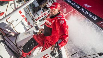 El patrón del 'Mapfre' Xabi Fernández cambia de lado en cubierta con el barco escorado 30º.