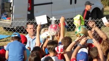 Locura en el entrenamiento del Atleti: batalla por un autógrafo
