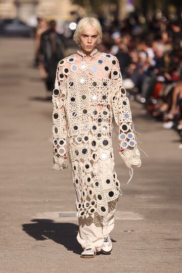 Un modelo lleva una creaci¨®n de Stella McCartney.