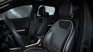 Los interiores lucen de alta calidad con un buen material en los asientos.