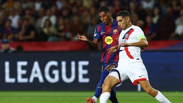 Soccer Football - UEFA Champions League - FC Barcelona v Paris St Germain - Estadi Olimpic Lluis Companys, Barcelona, Spain - October 1, 2025 FC Barcelona's Marcus Rashford in action with Paris St Germain's Achraf Hakimi REUTERS/Albert Gea