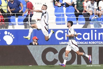 El delantero murciano vuelve a ser decisivo en el Albacete. Su dos goles, especialmente el potente disparo del segundo, desde fuera del área. Vuelve a ser decisivo.