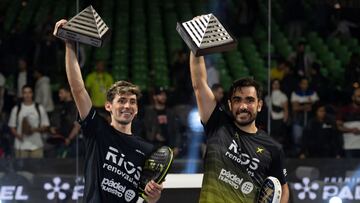 Franco Stupaczuk y Pablo Lima, con sus pirámides de campeones.