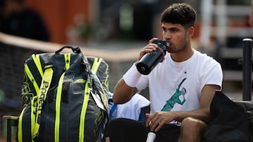 Alcaraz se entrena con una protección en su pierna derecha