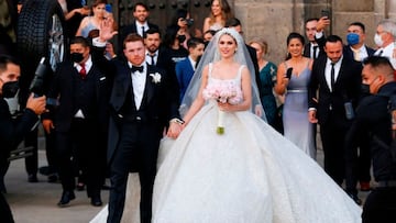 Saul &quot;Canelo&quot; &Aacute;lvarez y su esposa Fernanda G&oacute;mez, saludan al salir de su boda en la catedral de Guadalajara, estado de Jalisco (M&eacute;xico).