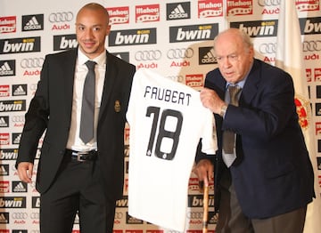 Seis meses duró el periplo de Julien Faubert con el Real Madrid. El lateral francés llegó en enero de 2009 hasta verano, tiempo en el que apenas discurrió 54 minutos en dos partidos de Liga. Dejó una imagen icónica, cuando en el estadio de La Cerámica en Vila-Real pareció quedarse dormido en el banquillo. El propio jugador contó después que no estaba con los ojos cerrados, sino que era una ilusión óptica. Aunque estuviera poco tiempo, Faubert se llevó un gran recuerdo del Real Madrid. “Si me llaman cuando tenga 80 años les digo que sí”.