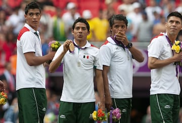 Raúl Jiménez, Javier Aquino, Giovani Dos Santos y Oribe Peralta presumen sus medallas de Oro en futbol.