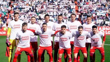 Once inicial con camisetas de ánimo para Jorge Molina,