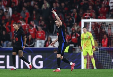 1-1. Robert Lewandoeski celebra el primer que marca desde los once metros.