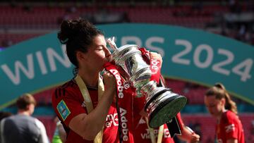 Lucia García besa el trofeo de la FA Cup conquistado con el Manchester United.