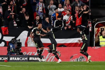 1-2. Eder Militao celebra el segundo gol.