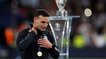 Soccer Football - Finalissima - Italy v Argentina - Wembley Stadium, London, Britain - June 1, 2022 Argentina coach Lionel Scaloni celebrates after winning the Finalissima REUTERS/Peter Cziborra