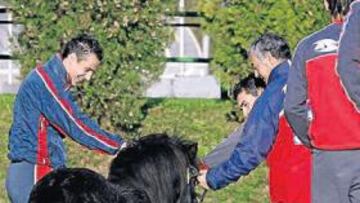 <b>LA SORPRESA. </b>Cuando la plantilla llegó ayer a las instalaciones de entrenamiento, se encontró con un visitante inesperado. Un pequeño pony campaba a sus anchas por Mareo. Hasta Preciado se acercó a verlo.