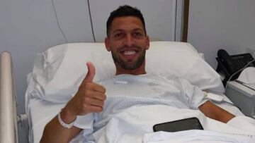 Dani Pacheco, tras ser operado por el doctor Cugat.