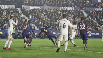 En esta acción con Casemiro que le costó el penalti al Levante se lesionó Doukouré.