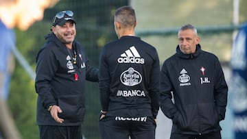 Antonio Mohamed conversa con sus ayudantes durante un entrenamiento del Celta en A Madroa.
