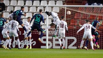 Sánchez Martínez refleja en el acta que le lanzaron una botella al finalizar el partido