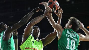 TOL02. ESTAMBUL (TURQUÍA), 26/10/2018.- El ala-pívot turco Berk Demir (d) y el pívot nigeriano Michael Eric (i) del Darussafaka disputan la bola frente al pívot francés del Barcelona, Kevin Seraphin (c), durante su encuentro de Euroliga en Estambul, Turquía, hoy, 26 de octubre de 2018. EFE/ Tolga Bozoglu