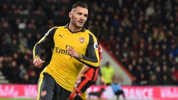 Lucas Pérez, durante un partido con el Arsenal.