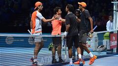 Raven Klaasen saluda a Feliciano Lopez y Marc Lopez a Rajeev Ram al final del partido. 