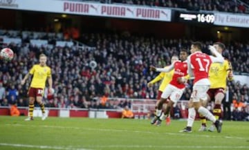 Sánchez ya sacó el remate que significaría el segundo gol de los Gunners. 