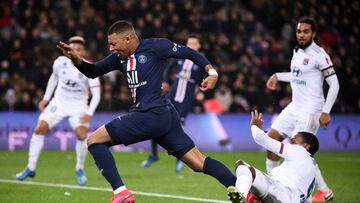 Paris Saint-Germain&#039;s French forward Kylian Mbappe (L) runs with the ball during the French L1 football match between Paris Saint-Germain (PSG) and Lyon (OL) at the Parc des Princes stadium in Paris, on February 9, 2020. (Photo by FRANCK FIFE / AFP)