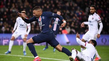 Paris Saint-Germain's French forward Kylian Mbappe (L) runs with the ball during the French L1 football match between Paris Saint-Germain (PSG) and Lyon (OL) at the Parc des Princes stadium in Paris, on February 9, 2020. (Photo by FRANCK FIFE / AFP)