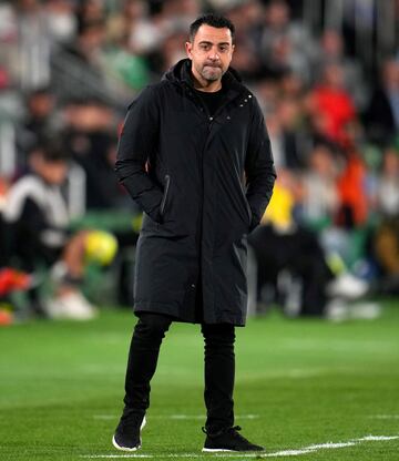 Xavi Hernández, entrenador del Barcelona, observa el desarrollo del partido en su área técnica.