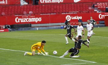 Buenísimo centro de Mendy desde la izquierda que remata Vinícius anticipándose a la defensa en el primer palo, el balón pega en Bono y se introduce en su propia portería